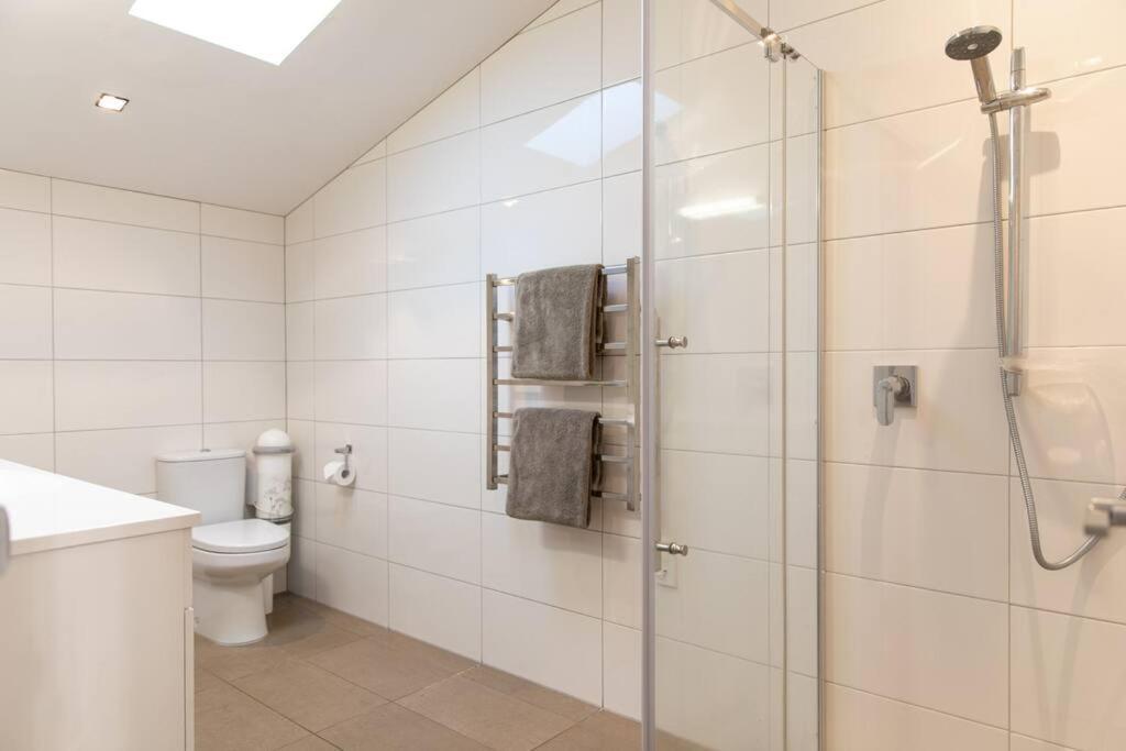 True New York Style Newmarket Loft Apartment Окленд Экстерьер фото