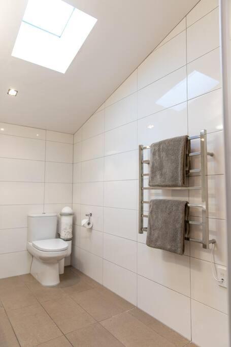 True New York Style Newmarket Loft Apartment Окленд Экстерьер фото